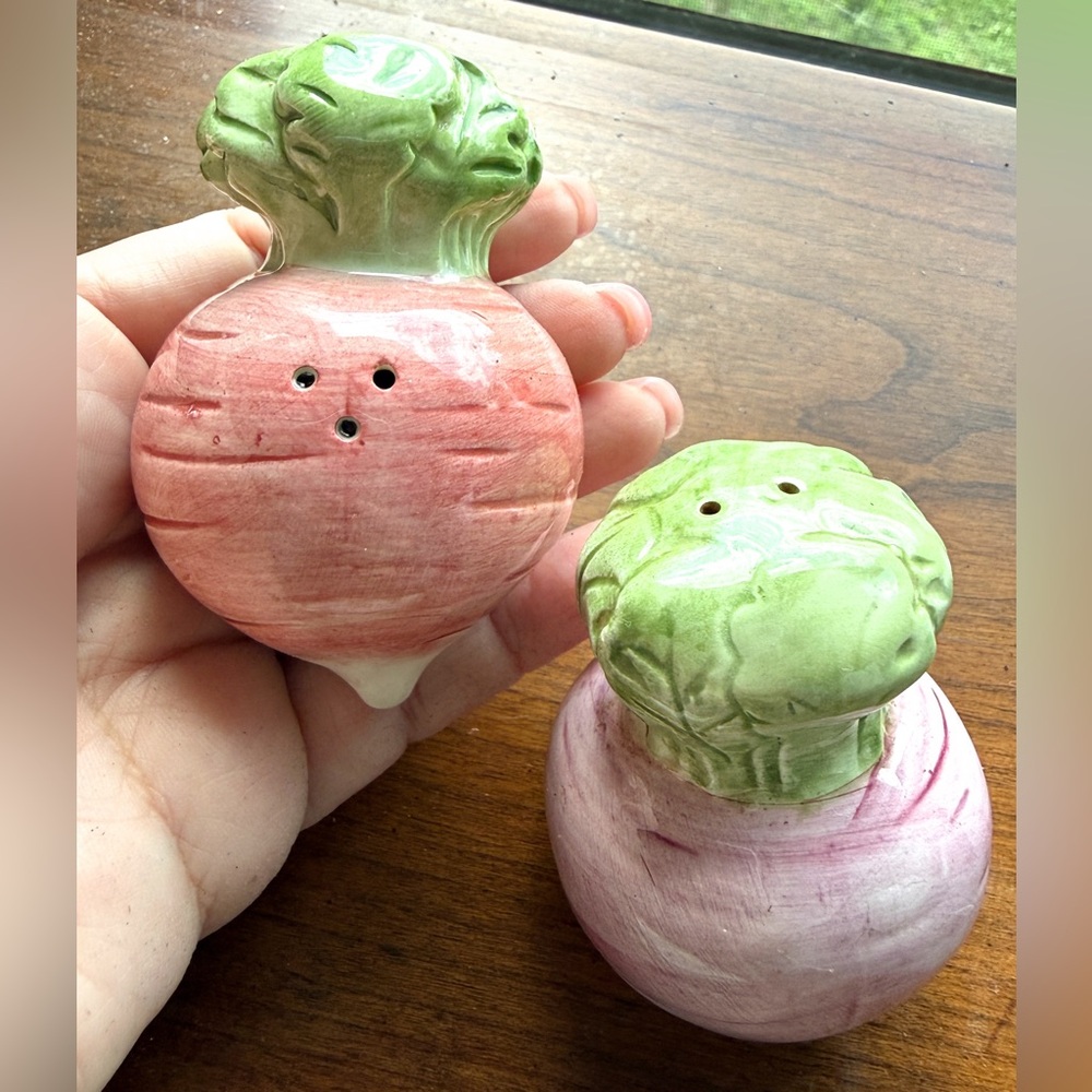 Fitz and Floyd Vintage Ceramic Vegetable (Radish/Turnip) Salt and Pepper Shakers - Picture 3 of 10